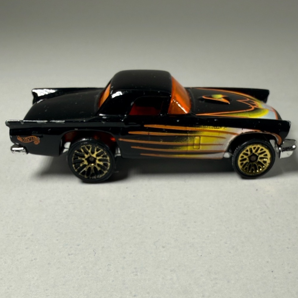 Hot Wheels ’57 Ford Thunderbird in classic black. 1:64 die-cast